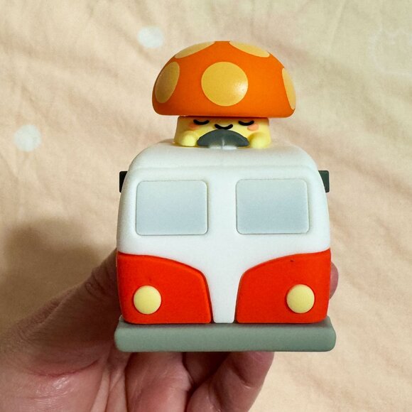 Smoko Camper Kai Vinyl Toy - Picture 4 of 9